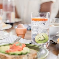 SodaStream staklena karafa 0,6 L - za aparate za gaziranje vode Crystal i Penguin, periva u perilici posuđa, s čvrstim poklopcem 6