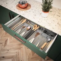 Organizér na príbor Sossai Divio pre 80 cm zásuvku, 73x43 cm, možnosť skrátenia, 10 priehradiek, antracitová, plastová tácka do kuchyne 2