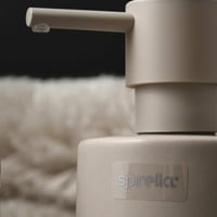Porcelánový dávkovač na tekuté mydlo Spirella Tube s pumpičkou z nehrdzavejúcej ocele, matná taupe hnedá, 300 ml 7