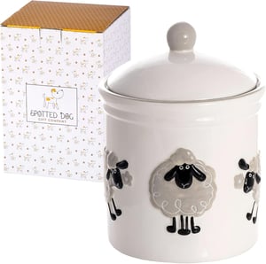 SPOTTED DOG GIFT COMPANY fehér kerámia süteményes doboz fedéllel légmentesen, bárány mintás tároló lisztnek, kávénak, teának, cukornak