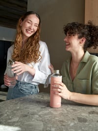 Sklenená fľaša spottle 750 ml s neoprénovým obalom – Čierna, skrutkovací uzáver z nehrdzavejúcej ocele – Vhodná aj na sýtené nápoje – Fľaša na pitie bez BPA na doma, do kancelárie a do posilňovne 8