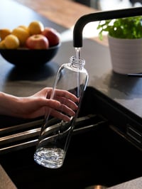 Sklenená fľaša spottle 750 ml s neoprénovým obalom – Čierna, skrutkovací uzáver z nehrdzavejúcej ocele – Vhodná aj na sýtené nápoje – Fľaša na pitie bez BPA na doma, do kancelárie a do posilňovne 5