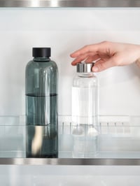 Sklenená fľaša spottle 750 ml s neoprénovým obalom – Čierna, skrutkovací uzáver z nehrdzavejúcej ocele – Vhodná aj na sýtené nápoje – Fľaša na pitie bez BPA na doma, do kancelárie a do posilňovne 7
