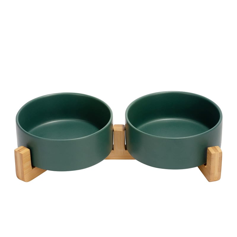 Bol dublu din ceramică verde SPUNKYJUNKY pentru câini și pisici cu suport din bambus (400 ml)