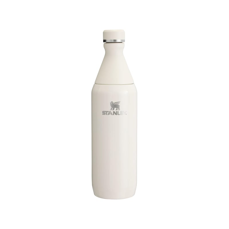 Sticlă de apă Stanley All Day Slim din oțel inoxidabil, 0,6 L - Termos, păstrează băuturile reci 6 ore sau 11 ore cu gheață - Fără BPA, etanșă, lavabilă în mașina de spălat vase - Crem