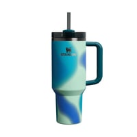 Pohár Stanley Quencher H2.0 FlowState 1,2 l – Coastal Teal Motion | So slamkou, rukoväťou a vekom – Vhodný do umývačky riadu – Bez obsahu BPA 1