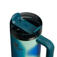 Termoska Stanley Quencher H2.0 Flowstate so slamkou 0,89 l - Coastal Teal Motion - Nerezová fľaša bez obsahu BPA - 9 hodín chladenia - 7