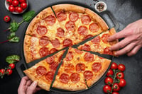 StarBlue 40,6 cm öntöttvas pizzasütő kerek grillpan szilikon fogantyúval 2