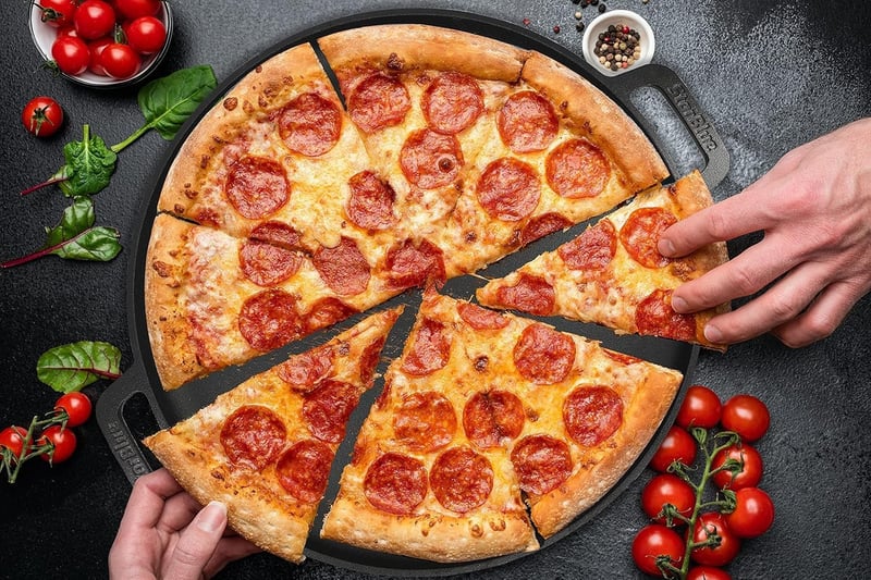 StarBlue 40,6 cm öntöttvas pizzasütő kerek grillpan szilikon fogantyúval