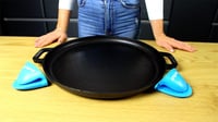 StarBlue 40,6 cm öntöttvas pizzasütő kerek grillpan szilikon fogantyúval 7