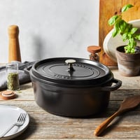 Liatinový hrniec Staub Cocotte s pokrievkou, oválny, 31 cm, 5,5 l, čierny, vhodný na indukciu, vyrobený vo Francúzsku 7