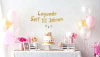 Ghirlandă aniversară Sterling James Co. "Legenda de 12 ani" cu sclipici auriu – Decorațiuni și accesorii amuzante pentru petrecerea de 12 ani 6