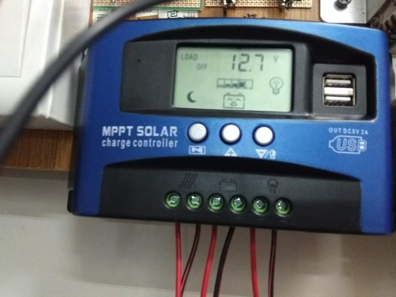SUNYIMA 30A MPPT napelemes töltésvezérlő LCD kijelzővel és USB portokkal