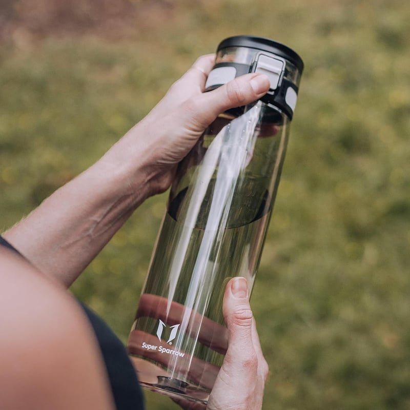 Super Sparrow TouchSip BPA-mentes sportpalack 500/750/1000ml Tritan szívószállal - 750 ml, Mist Grey