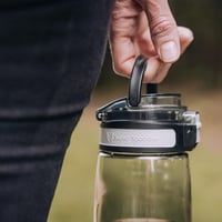 Super Sparrow TouchSip BPA-mentes sportpalack 500/750/1000ml Tritan szívószállal - 750 ml, Mist Grey 7