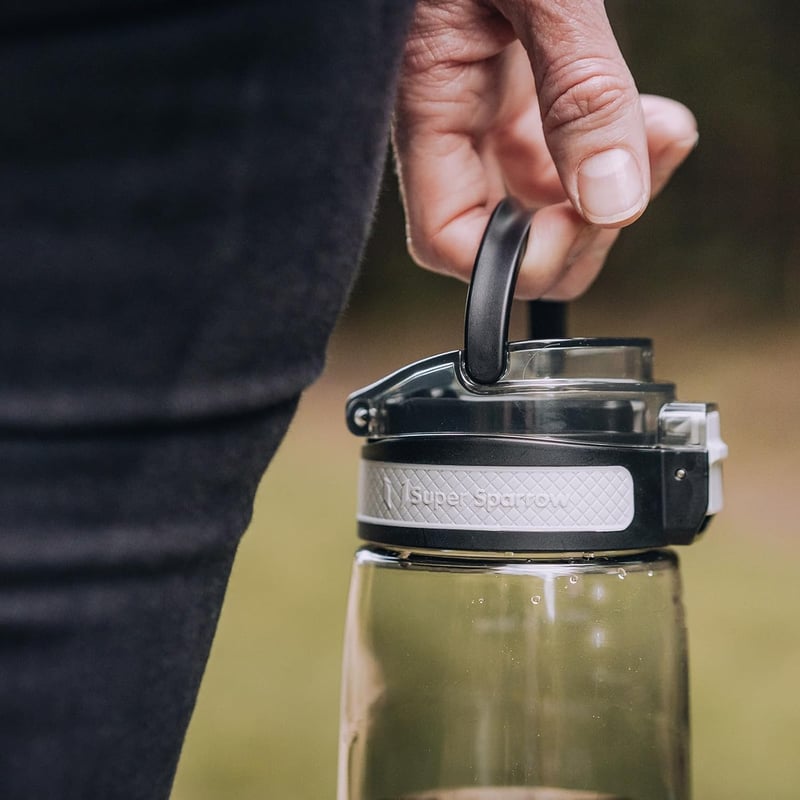 Super Sparrow TouchSip BPA-mentes sportpalack 500/750/1000ml Tritan szívószállal - 750 ml, Mist Grey