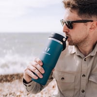 Nerezová termoska na pitie Super Sparrow Twistpath s viečkom so slamkou Flex – 900 ml – bez BPA, nepriepustná, kompatibilná s držiakom na poháre v aute 6