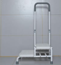 SUXINJU 2-stupňový lekársky schodík s držadlom a protišmykovou plošinou, biely, nosnosť 350 libier, pre dospelých a seniorov 3