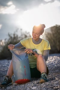 Nepremokavý vak Tatonka Dry Sack 18 l s rolovacím uzáverom a prackou, vyrobený z recyklovaného polyesteru – 18 litrový, sivý 2