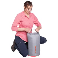 Nepremokavý vak Tatonka Dry Sack 18 l s rolovacím uzáverom a prackou, vyrobený z recyklovaného polyesteru – 18 litrový, sivý 3