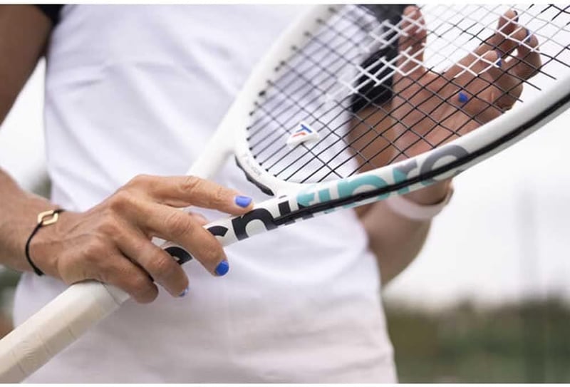 Tecnifibre Tempo teniszütő 285g grafitváz fehér színben grip 2 méret haladó játékosoknak