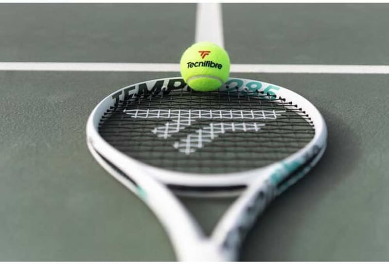 Tecnifibre Tempo teniszütő 285g grafitváz fehér színben grip 2 méret haladó játékosoknak