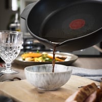 Tefal Robusto E24906 tava od lijevanog aluminija 28 cm, indukcijska, neprianjajuća obloga, Thermo-Signal indikator, perivo u perilici posuđa, za sve vrste štednjaka 4