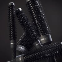 Termix Evolution XL keramická guľatá kefa na vlasy 28 mm čierna – s ionizovanými štetinami, o 3 cm dlhšia, pre rýchlejšie sušenie, na dlhé vlasy 5
