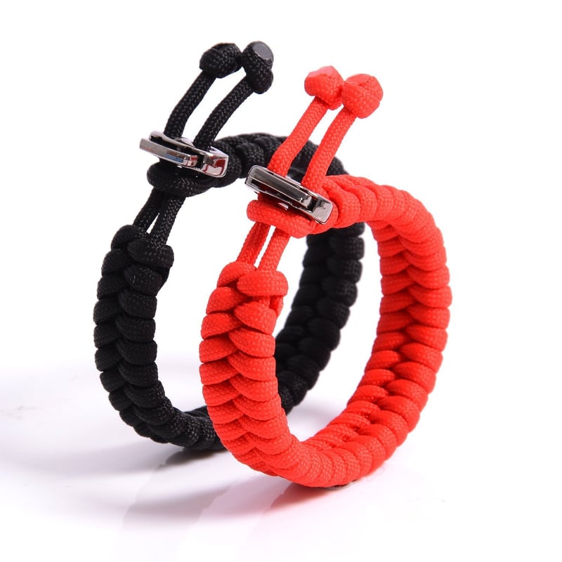 Brățară de prietenie din paracord The Friendly Swede cu cataramă metalică, mărime reglabilă, 2 bucăți – Negru și Roșu – Paracord 550 – Pentru drumeții, camping