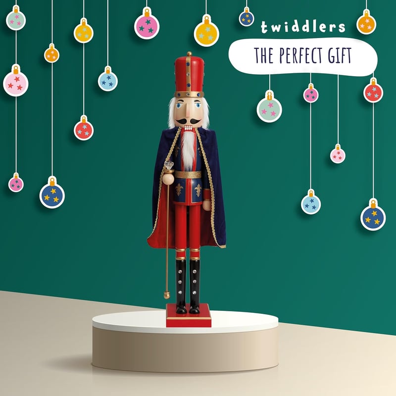 THE TWIDDLERS 90 cm-es Fa Diótörő Katona Király - Kézzel Készített Fenyőfa Karácsonyi Dekoráció, Piros-Kék Színben, Extra Nagy Méretű Ünnepi