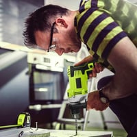 Tilswall 850W Kalapácsfúró 3000 RPM, 13mm Önzáró Tokmány, 15 Kiegészítő 6