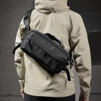 tomtoc 5,5 l crossbody taška pre mužov, ramenná taška z Cordura nylonu, kompatibilná s iPad Mini, ROG Ally X, Steam Deck, vodoodolná, čierna 2