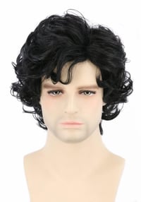 Topcosplay fekete göndör paróka férfiaknak rövid természetes réteges jelmez 1