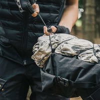 Cyklistická podsedlová taška Topeak BackLoader – vodoodolná, zelená, 6-litrová, s vnútorným vodotesným vakom, bikepacking taška 11