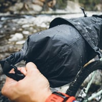 Cyklistická podsedlová taška Topeak BackLoader – vodoodolná, zelená, 6-litrová, s vnútorným vodotesným vakom, bikepacking taška 12