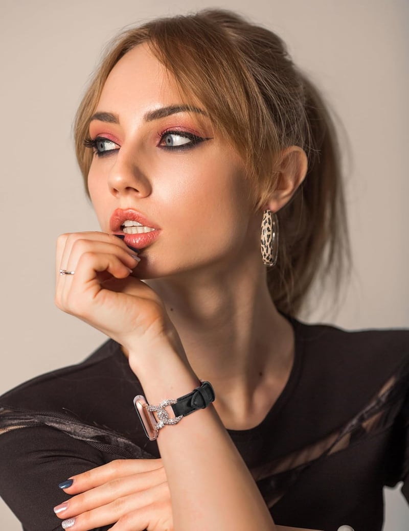 TOYOUTHS Bőr Szíj Apple Watch-hoz 38/40/41/42/44/45/49mm Női Elegáns Gyémánt Csat Vékony Bőrszíj iWatch Ultra 2/9/8/7/6/5/4/3/2/1/SE