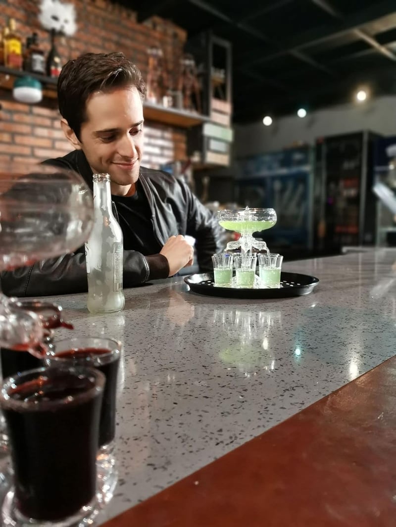 Transplant LED Italadagoló Szett 6 Pohárral - Mágneses Pörgettyűvel, 18 Fényeffekttel - Vodka, Whisky, Tequila Adagoló Parti Kellék 4cl Poha