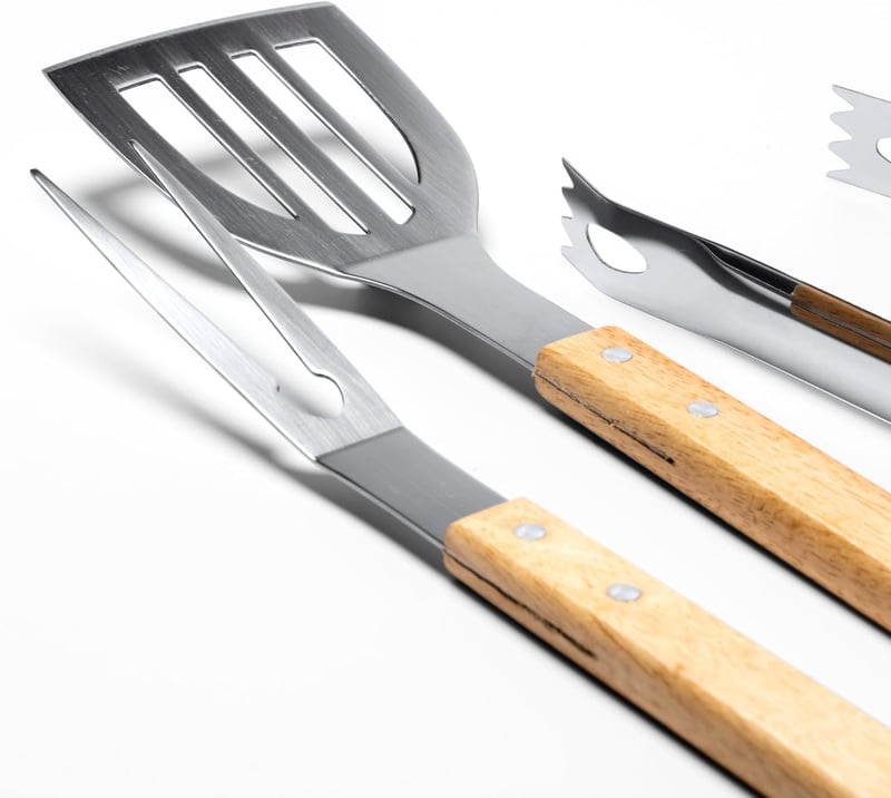 TRECOLA 3 részes rozsdamentes grillezés szett fa nyéllel - spatula, fogó, szeletelő