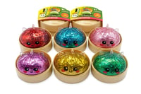 TrendandStylez XXL Mystery Dumpling Squishy Buns 1 buc. - Surpriză cu sclipici - Jucărie de strâns de 9,5 cm cu cutie de gătit la abur - Baozi antistres 1