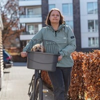TRIXIE 13096 Cyklistický košík pre psov na riadidlá, plastový s mriežkou, predný pre malé psy do 5 kg, 42x39x30 cm, sivý, s rýchloupínaním 2