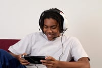 Káblový herný headset Turtle Beach Airlite Fit čierno-biely pre Nintendo Switch, Switch Lite a Switch OLED, mikrofón s funkciou stlmenia odklopením (flip-to-mute), cez uši (over-ear) 9
