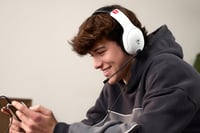 Káblový herný headset Turtle Beach Airlite Fit čierno-biely pre Nintendo Switch, Switch Lite a Switch OLED, mikrofón s funkciou stlmenia odklopením (flip-to-mute), cez uši (over-ear) 8
