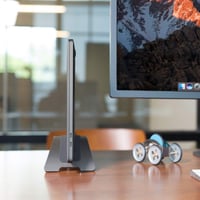 Stojan na MacBook Twelve South BookArc – Priestorovo úsporný vertikálny držiak na stôl pre notebooky Apple MacBook, kompatibilný s M1, vesmírne sivý 7