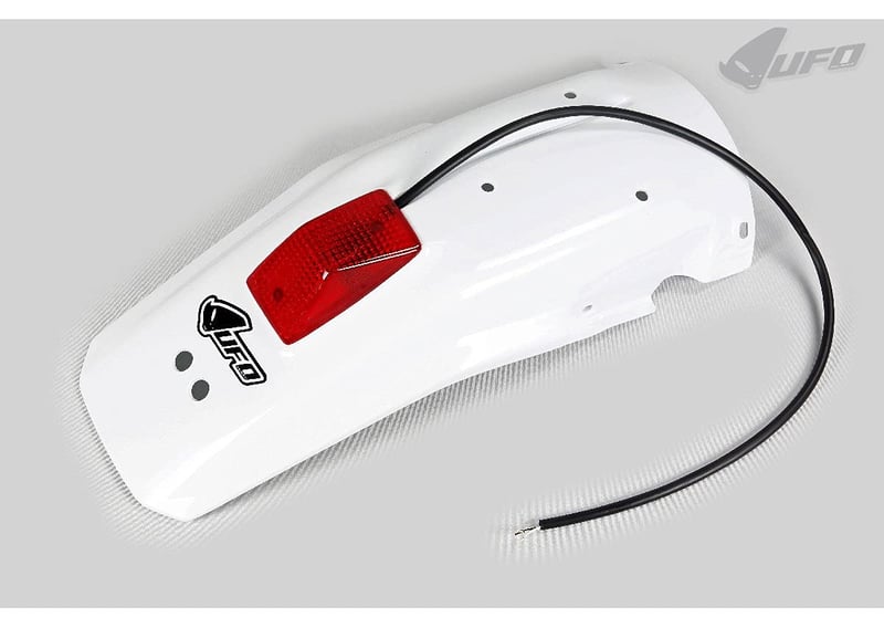 Zadný blatník UFO PLAST bielej farby na Hondu XR 600 1988-2002 s držiakom zadného svetla, v použitom stave (stav: pozri 2. obrázok)