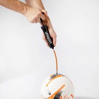 uhlsport 100118701 Pumpa na lopty - Kompaktná 6" ručná vzduchová pumpa na futbalové a volejbalové lopty, s flexibilnou hadičkou, čierna 7