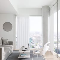 Teleskopická garniža a deliaca priečka Umbra Anywhere Rod, biela, bez vŕtania, priemer 25 mm, 91 – 168 cm 9