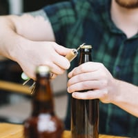 Sada gravírovateľných drevených otváračov na pivo Uncle Paul – 16 ks prenosných otváračov na fľaše pre nápoje, cider, do baru aj na doma 7