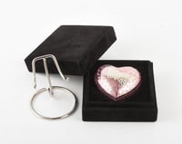 UrnsWithLove Mini urnă funerară în formă de inimă cu model de fluture, urnă memorială roz cu cutie și suport 5
