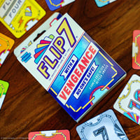 USAopoly Flip 7: with a Vengeance kartová hra – Samostatná hazardná hra s akčnými kartami – Rýchla rodinná a spoločenská hra od 8 rokov 6
