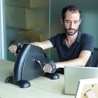 Mini bicicletă fitness Uten cu pedalier, rezistență reglabilă, covoraș antiderapant, pentru antrenamentul brațelor și picioarelor, acasă sau la birou, negru 8